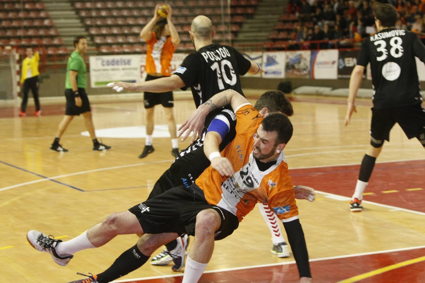 Fotos: Tablas entre Torrelavega (26-26) el derbi del balonmano cántabro