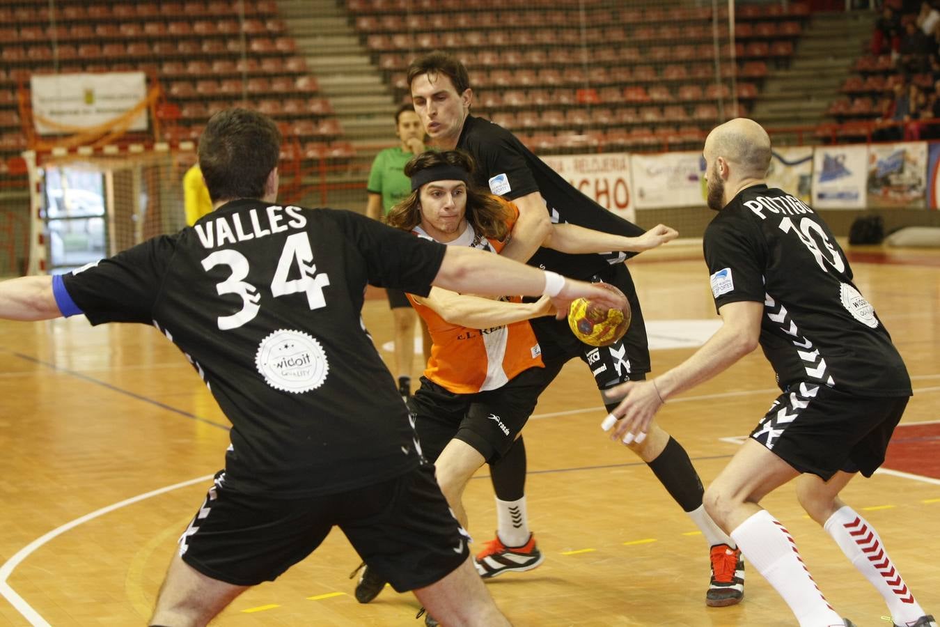 Fotos: Tablas entre Torrelavega (26-26) el derbi del balonmano cántabro