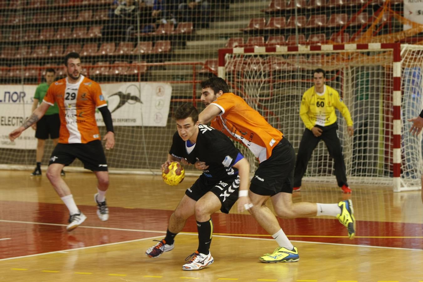 Fotos: Tablas entre Torrelavega (26-26) el derbi del balonmano cántabro