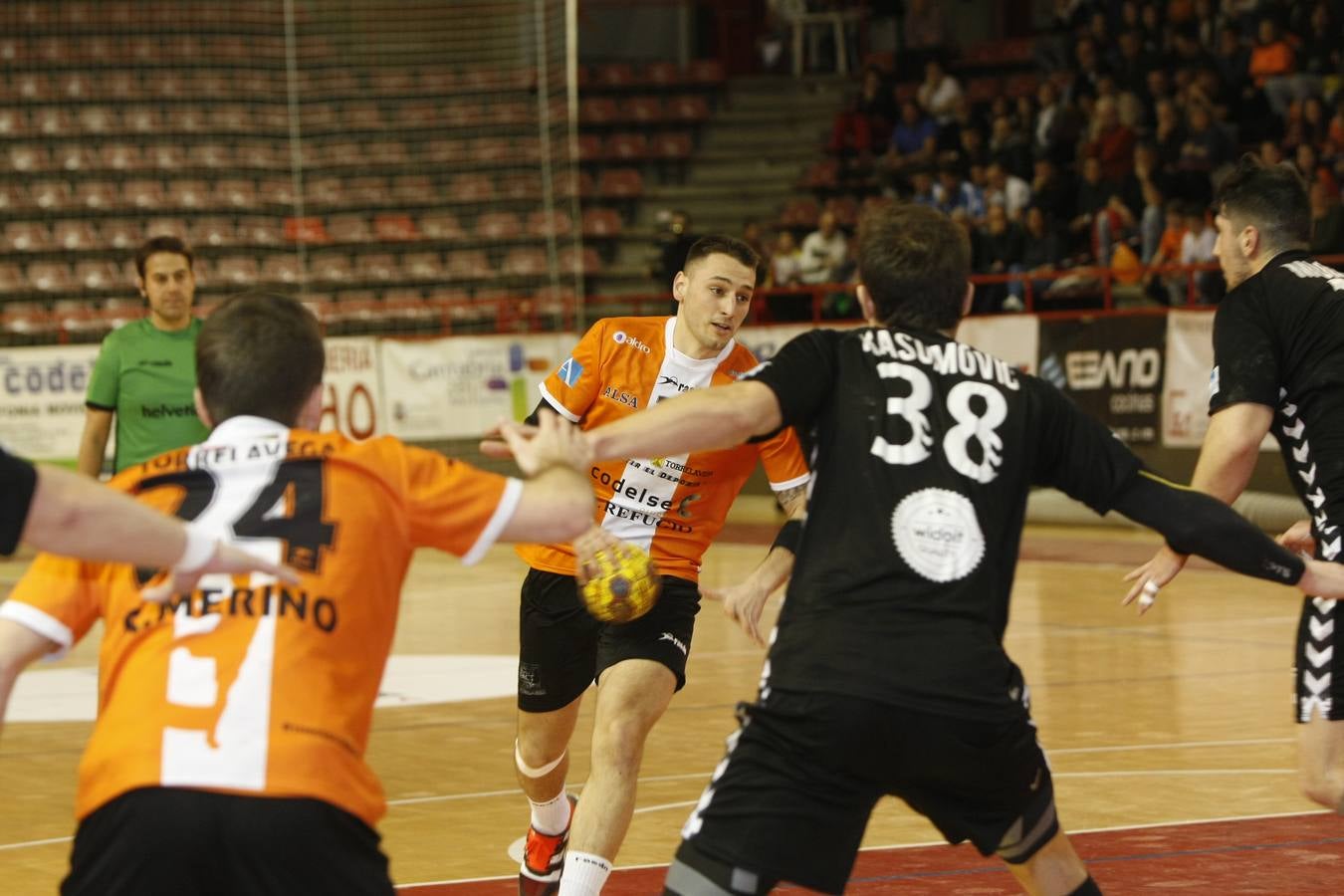 Fotos: Tablas entre Torrelavega (26-26) el derbi del balonmano cántabro