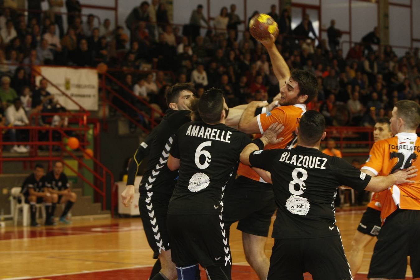 Fotos: Tablas entre Torrelavega (26-26) el derbi del balonmano cántabro