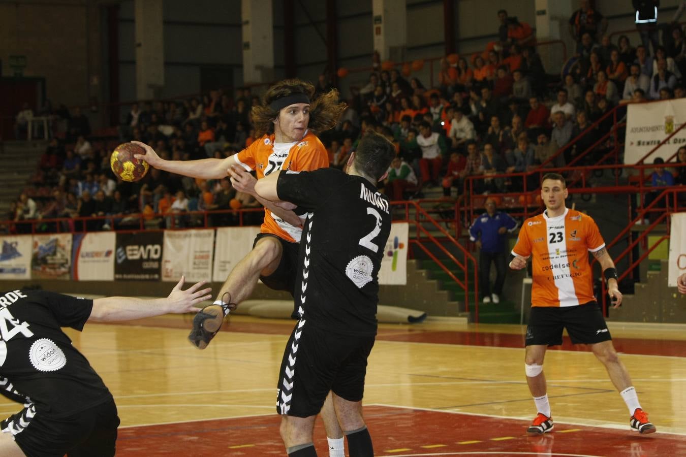 Fotos: Tablas entre Torrelavega (26-26) el derbi del balonmano cántabro