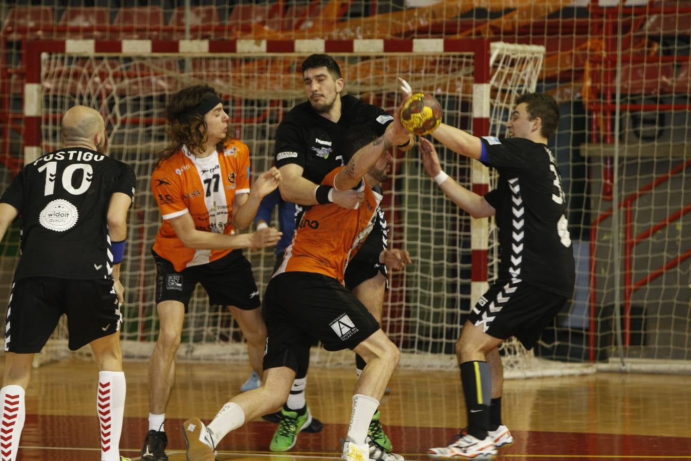 Fotos: Tablas entre Torrelavega (26-26) el derbi del balonmano cántabro