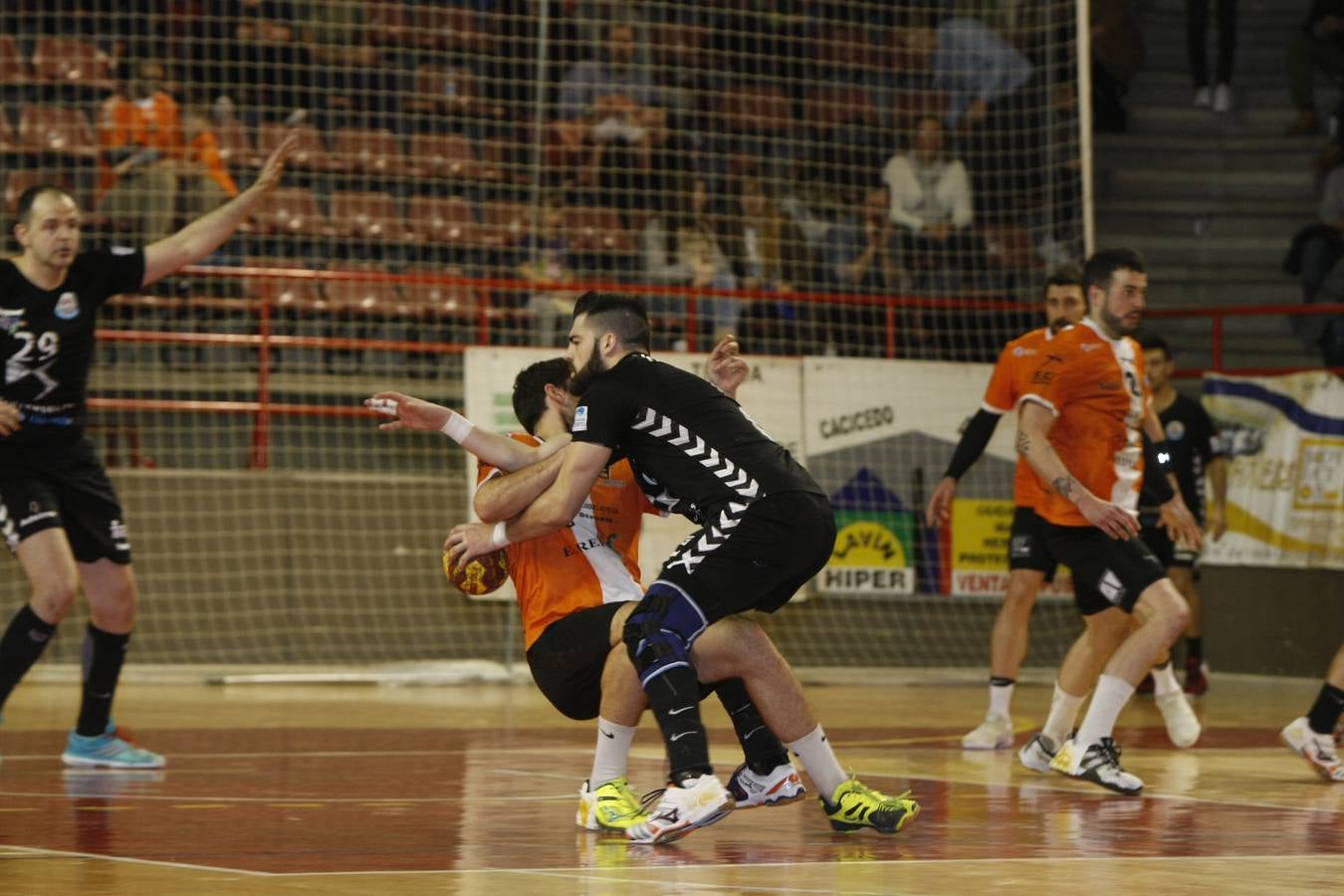 Fotos: Tablas entre Torrelavega (26-26) el derbi del balonmano cántabro