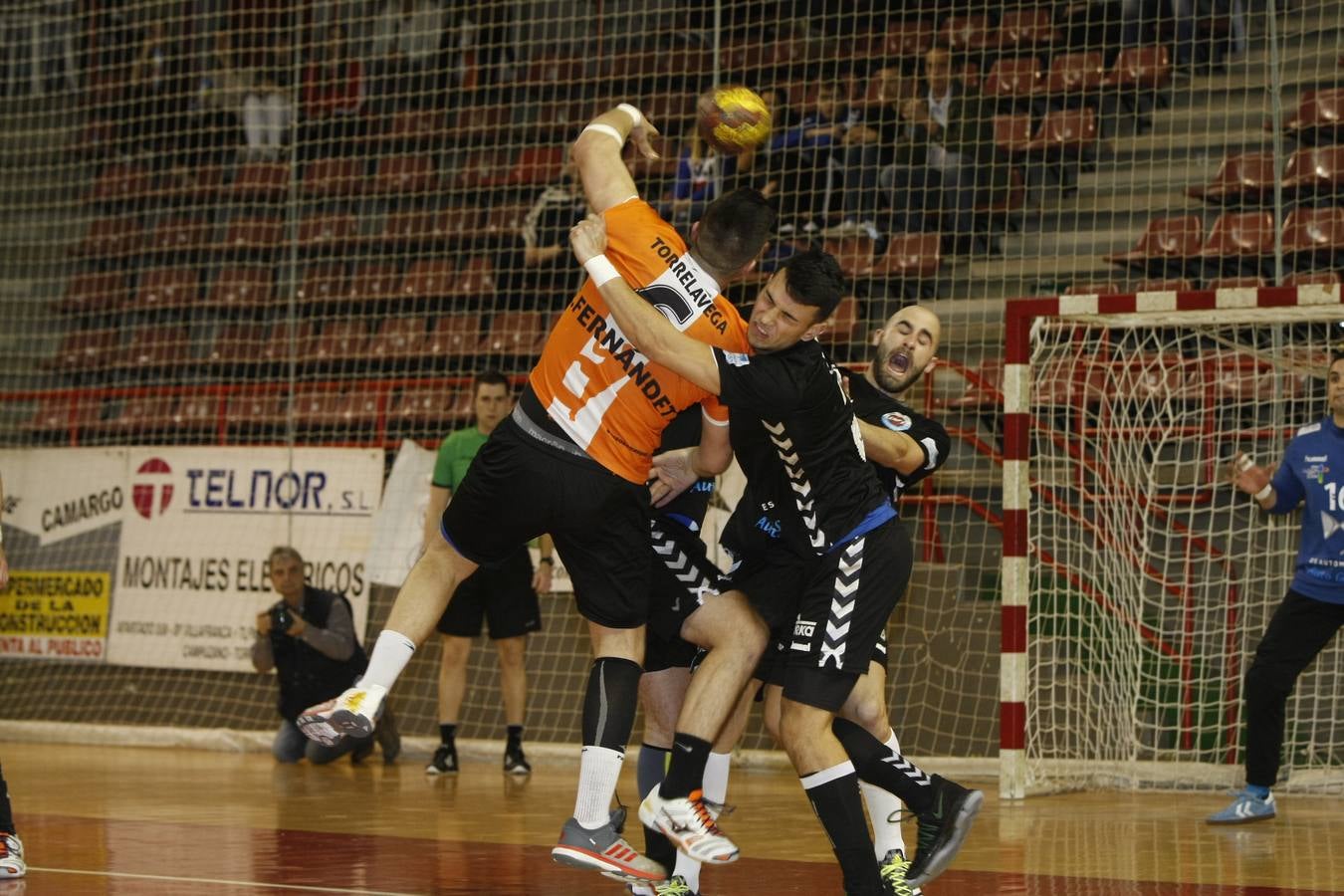 Fotos: Tablas entre Torrelavega (26-26) el derbi del balonmano cántabro