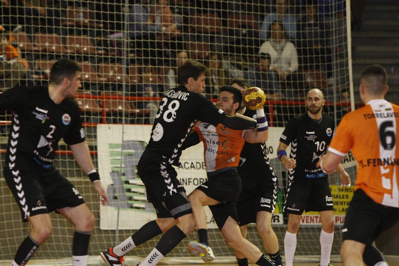 Fotos: Tablas entre Torrelavega (26-26) el derbi del balonmano cántabro