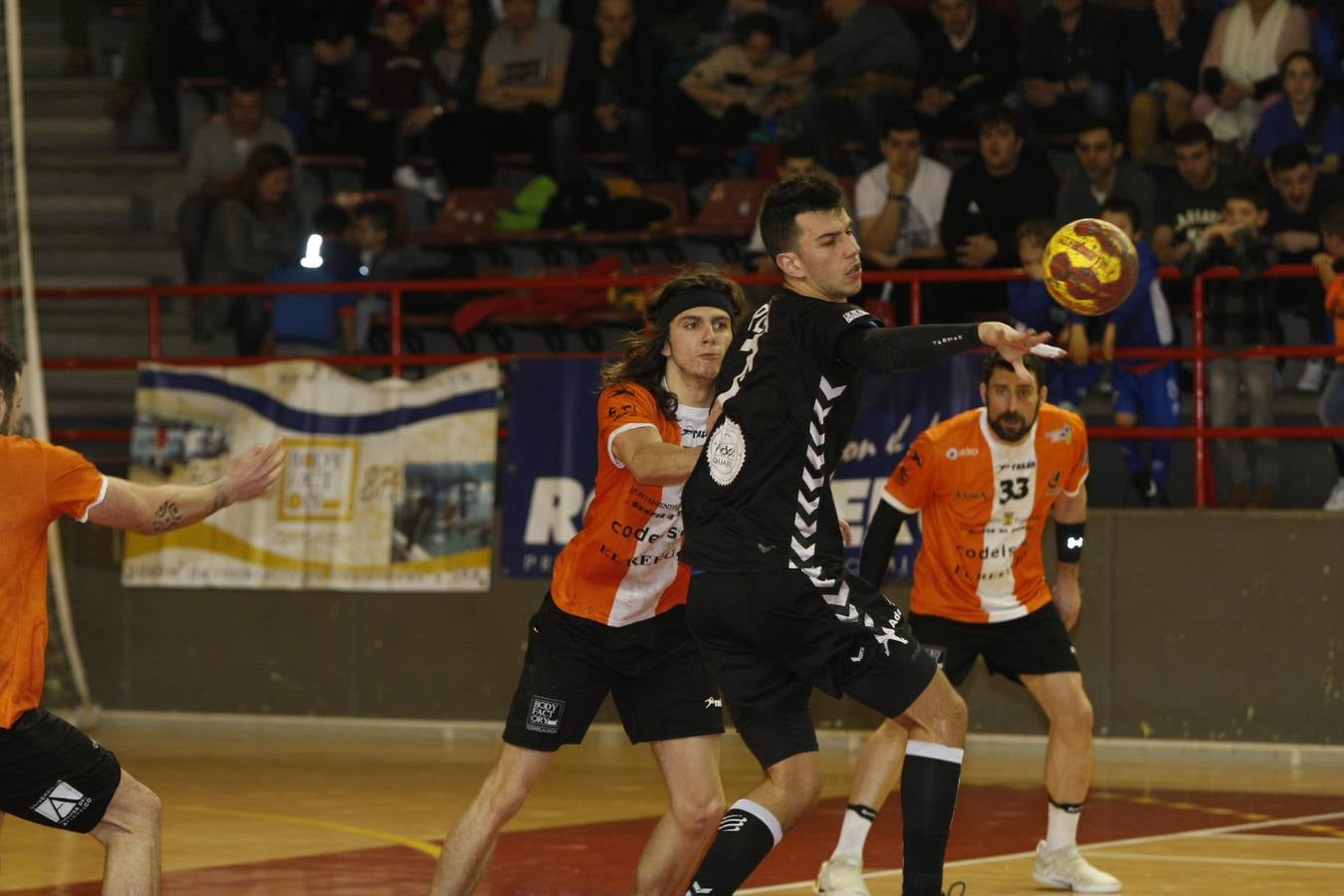 Fotos: Tablas entre Torrelavega (26-26) el derbi del balonmano cántabro