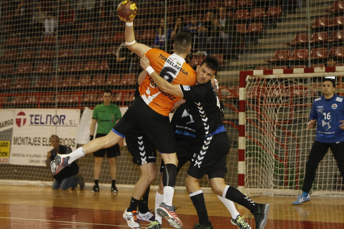 Fotos: Tablas entre Torrelavega (26-26) el derbi del balonmano cántabro