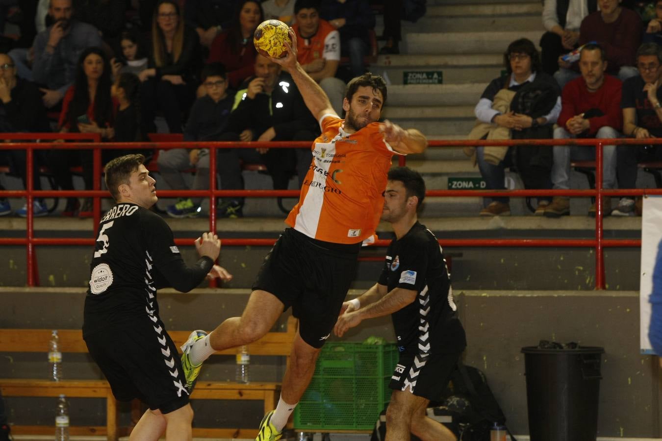 Fotos: Tablas entre Torrelavega (26-26) el derbi del balonmano cántabro