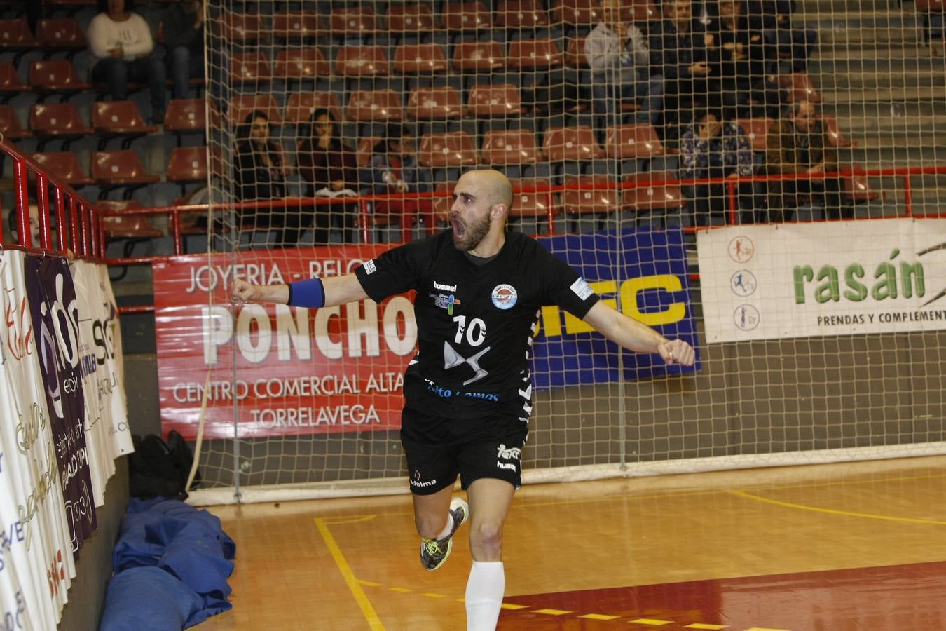 Fotos: Tablas entre Torrelavega (26-26) el derbi del balonmano cántabro