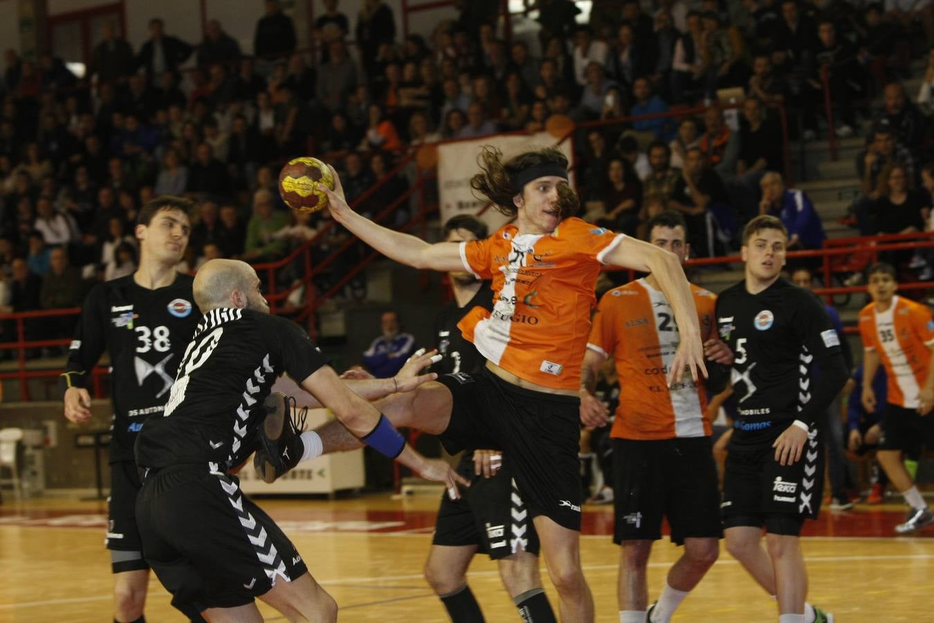 Fotos: Tablas entre Torrelavega (26-26) el derbi del balonmano cántabro