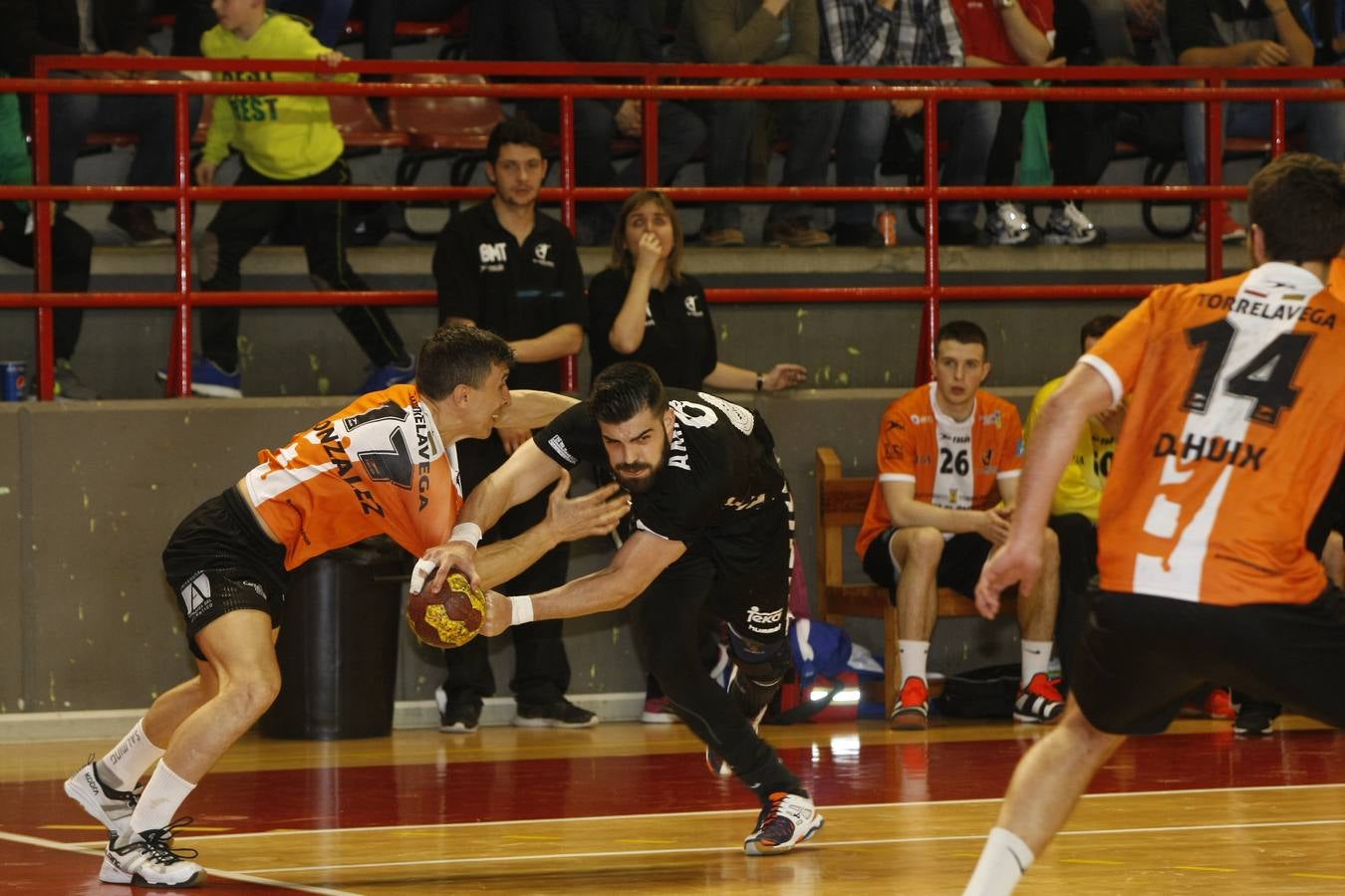 Fotos: Tablas entre Torrelavega (26-26) el derbi del balonmano cántabro