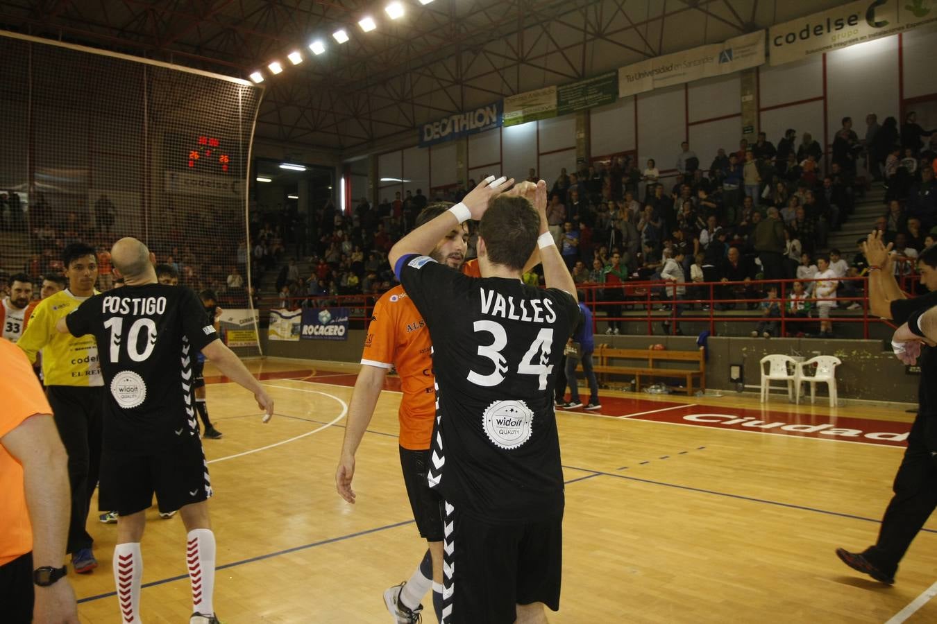 Fotos: Tablas entre Torrelavega (26-26) el derbi del balonmano cántabro