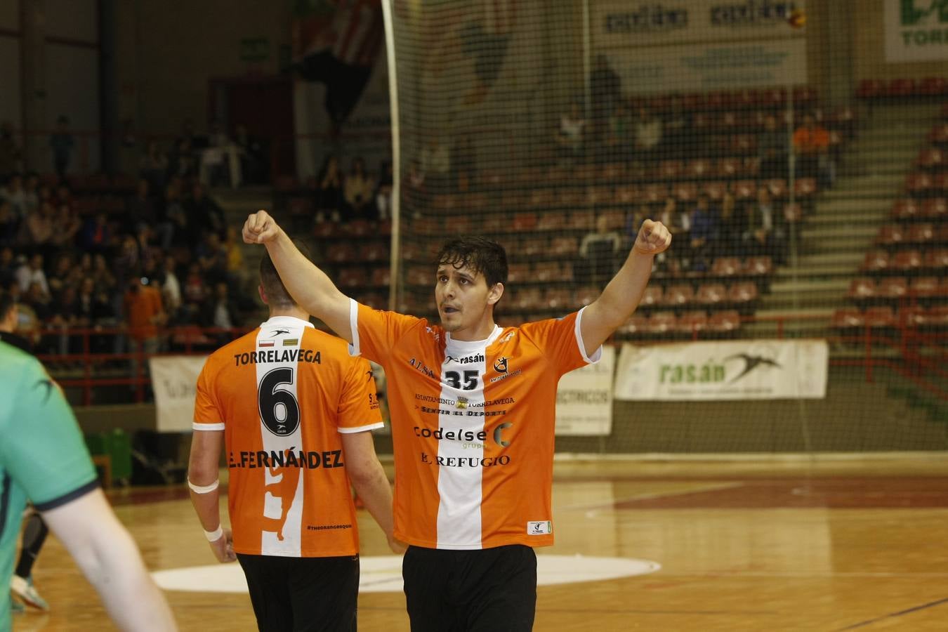 Fotos: Tablas entre Torrelavega (26-26) el derbi del balonmano cántabro