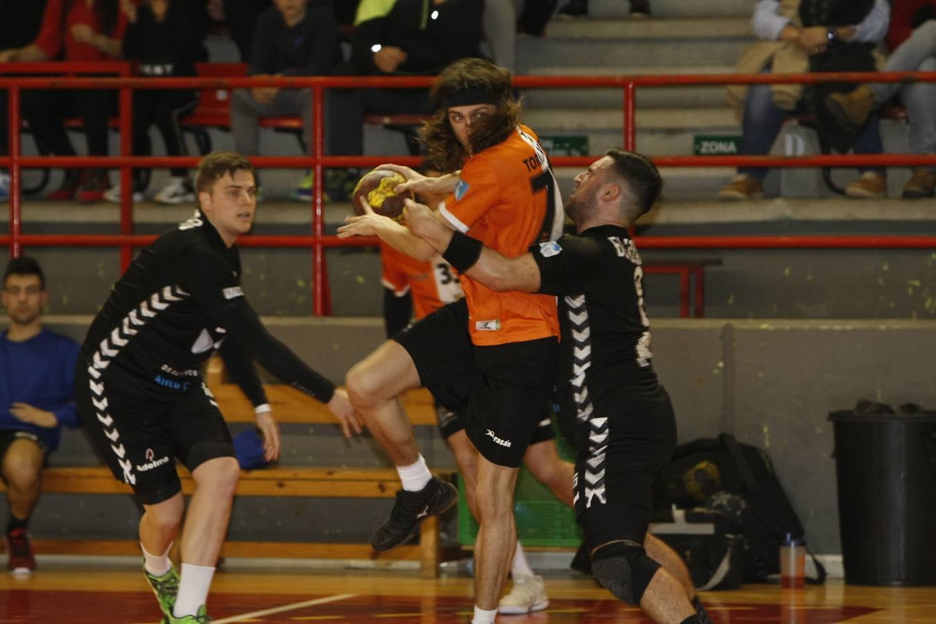 Fotos: Tablas entre Torrelavega (26-26) el derbi del balonmano cántabro