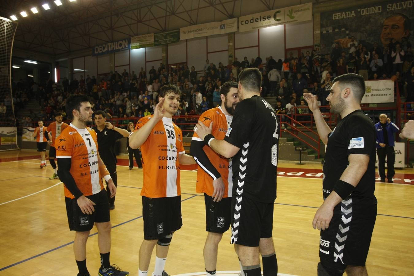 Fotos: Tablas entre Torrelavega (26-26) el derbi del balonmano cántabro