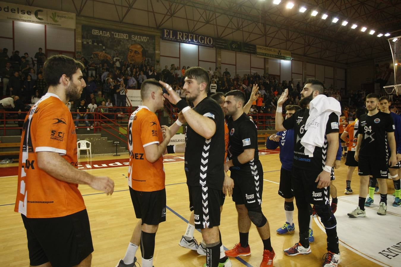 Fotos: Tablas entre Torrelavega (26-26) el derbi del balonmano cántabro