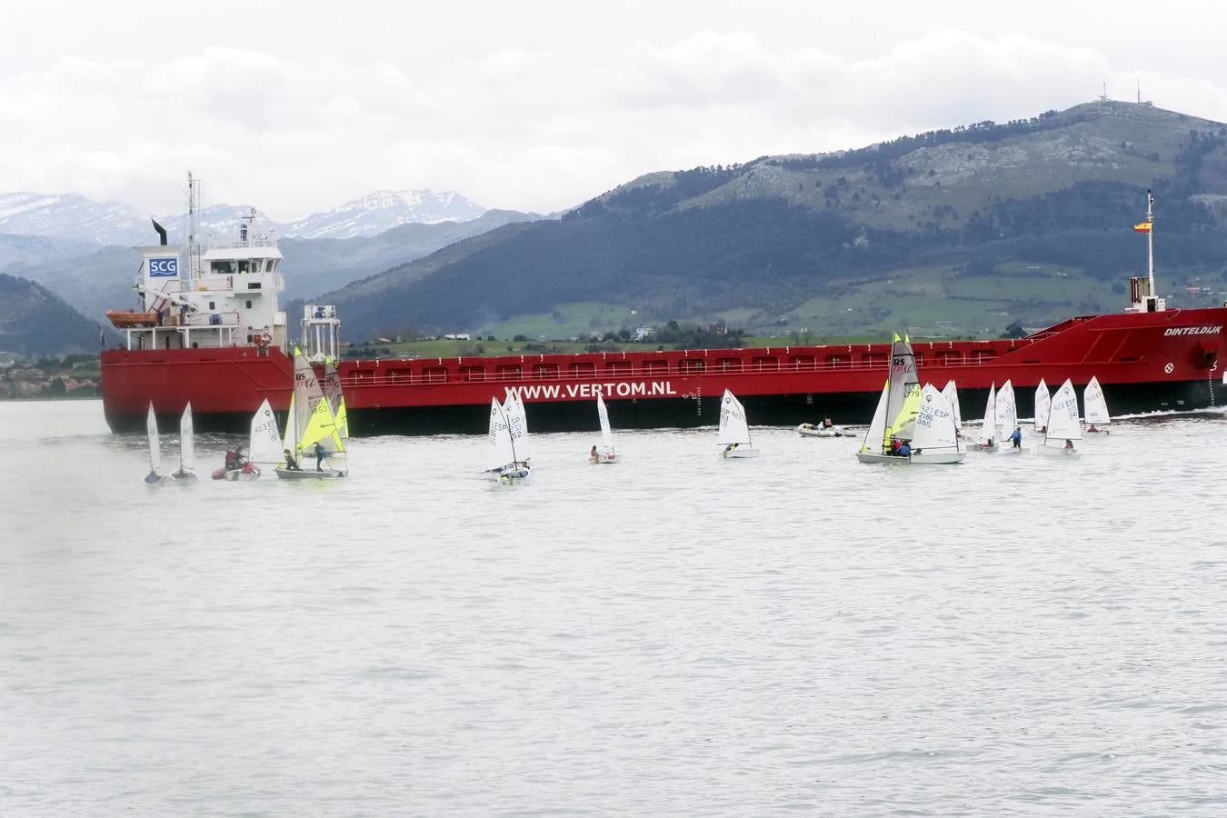 Fotos: Multitudinaria cita de la vela ligera en el arranque del Circuito Montañés