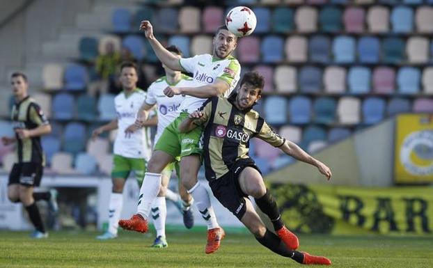 Héber Pena pelea un balón ante el Barakaldo.