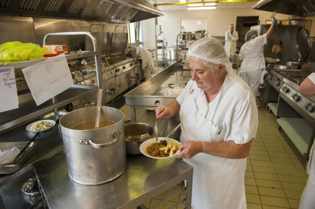 En las cocinas de Valdecilla se prepara cada día la comida y la cena de cerca de 700 pacientes. 