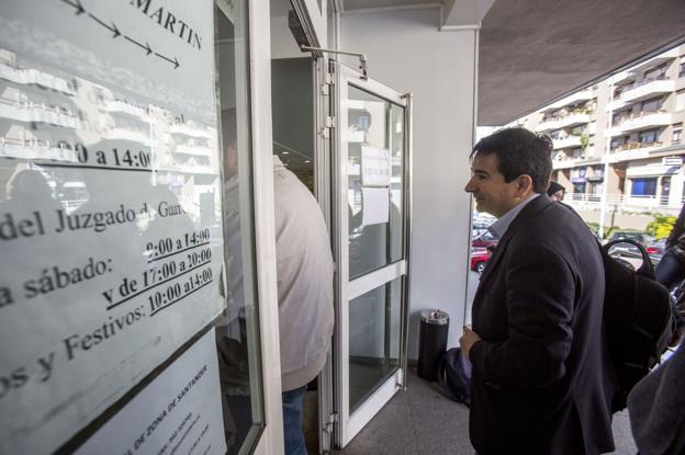 El exalcalde de El Astillero, Carlos Cortina, a la entrada de los tribunales en una de sus citaciones.