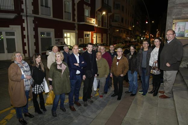 Una veintena de afectados realizó anoche una concentración de protesta. 