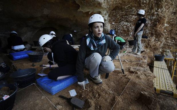 Arqueólogos excavan en una oquedad en el yacimiento de Atapuerca. 