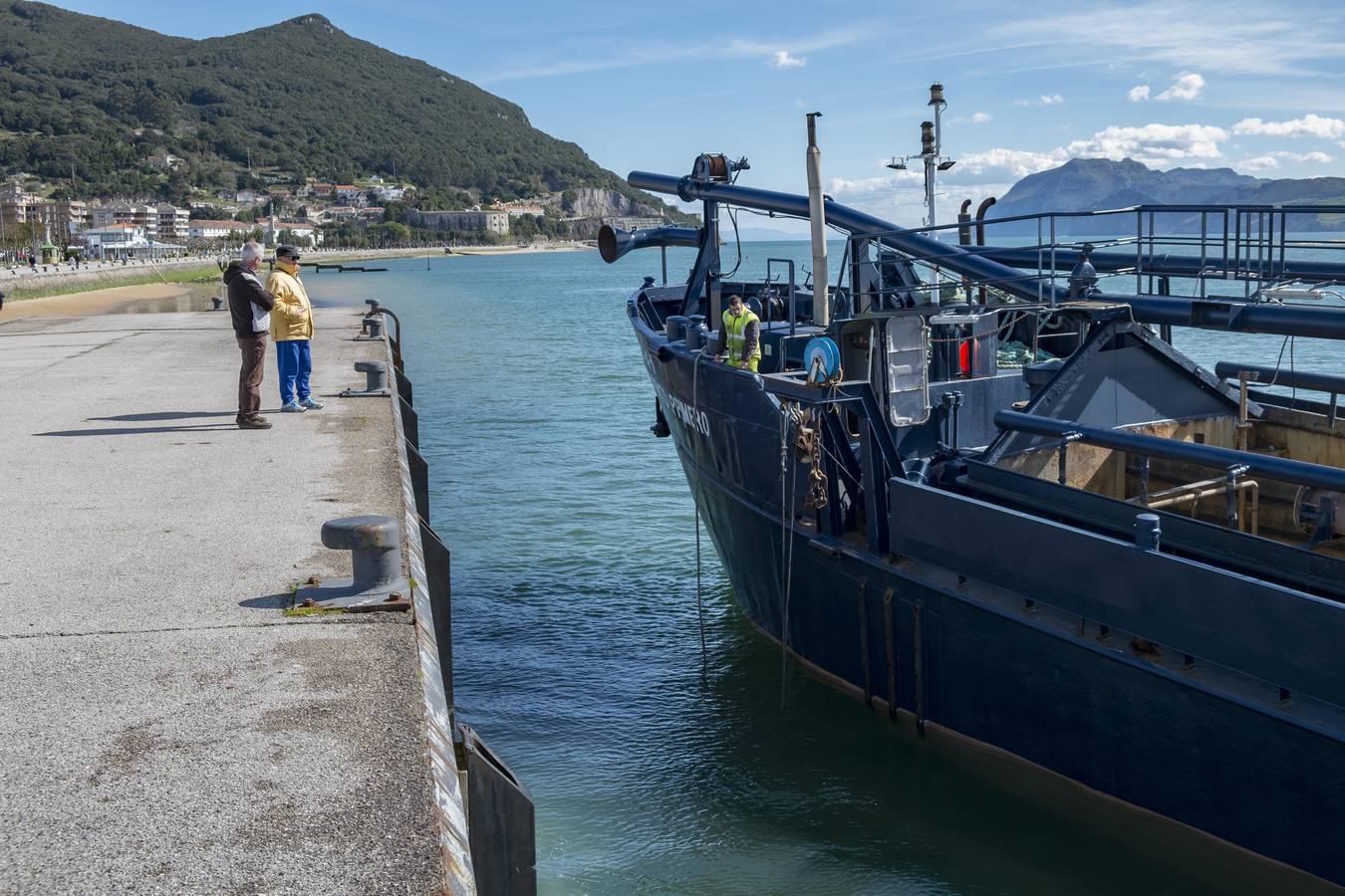 Fotos: Ha comenzado el dragado de la bahía de Santoña