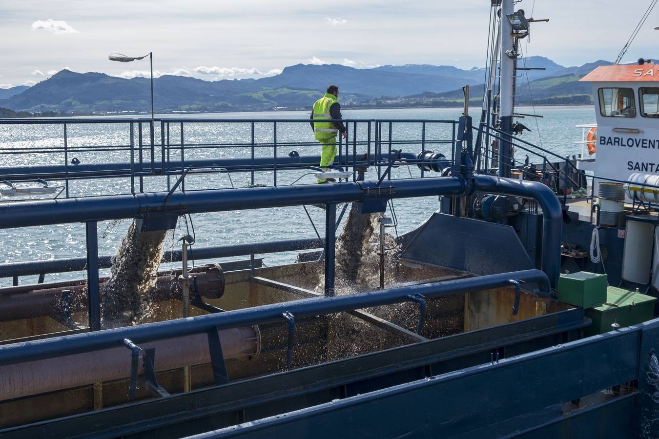 Fotos: Ha comenzado el dragado de la bahía de Santoña