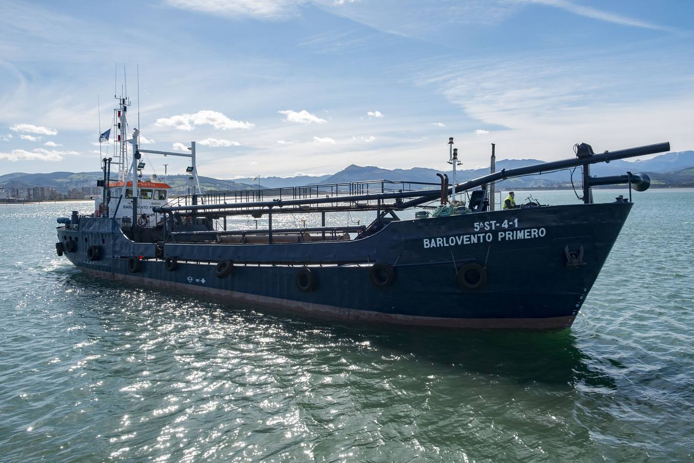 Fotos: Ha comenzado el dragado de la bahía de Santoña