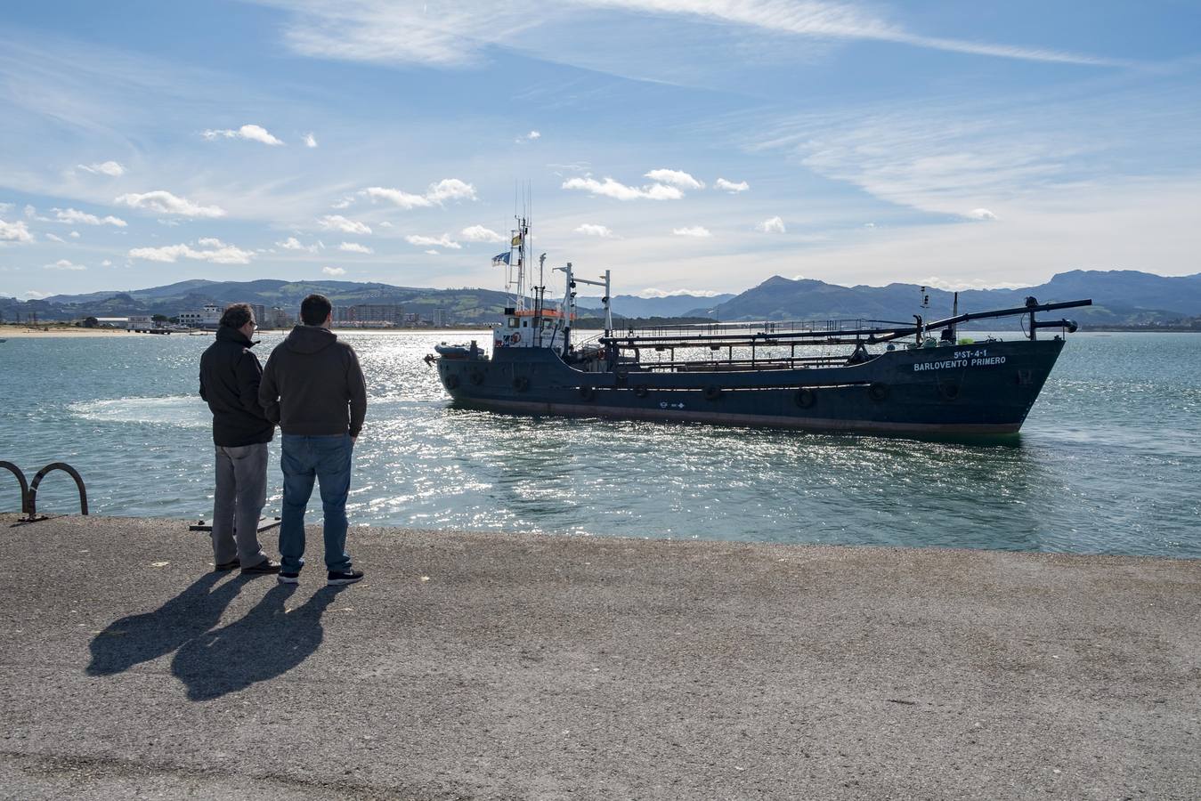 Fotos: Ha comenzado el dragado de la bahía de Santoña