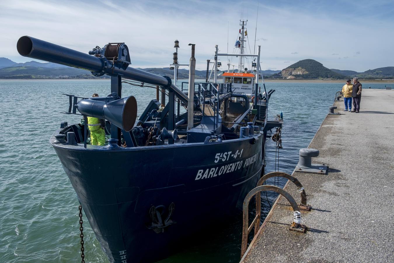 Fotos: Ha comenzado el dragado de la bahía de Santoña