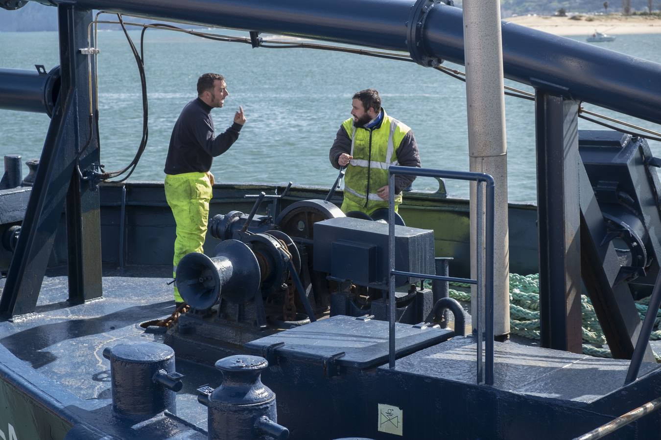 Fotos: Ha comenzado el dragado de la bahía de Santoña