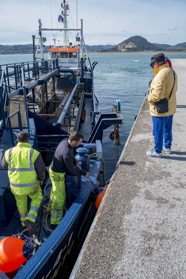 Fotos: Ha comenzado el dragado de la bahía de Santoña