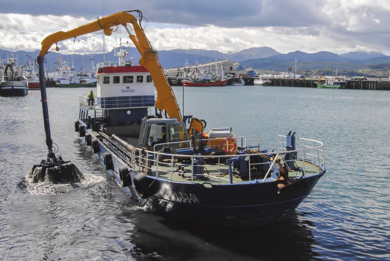 Fotos: Ha comenzado el dragado de la bahía de Santoña
