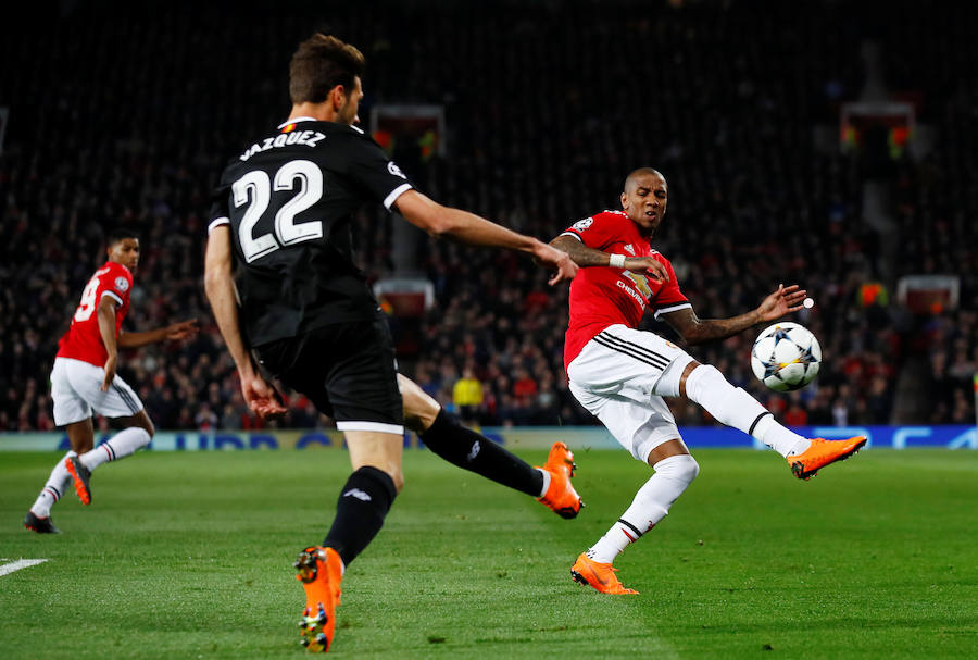 El Sevilla logró el pase a cuartos de final de la Liga de Campeones al imponerse por 1-2 al Manchester United en Old Trafford.