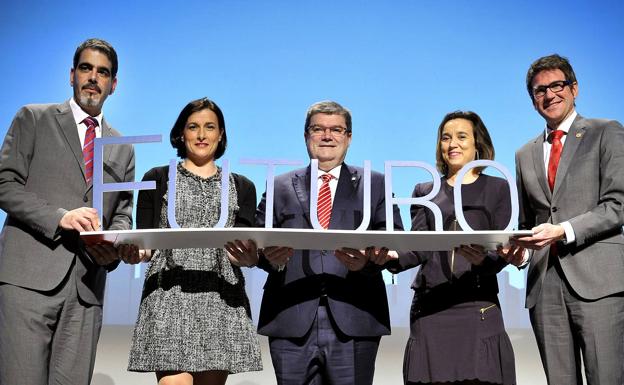 Desde la izquierda, Eneko Goia, Gema Igual, Juan Mari Aburto, Concepción Gamarra y Gorka Urtaran, ayer, tras el ‘Futuro Urbano Forum’ celebrado en Bilbao. 