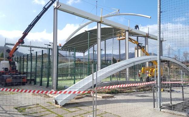 Nueva cubierta de las canchas de pádel del Estadio Municipal de Deportes.