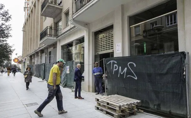 El edificio Pérez del Molino ha recuperado su fachada original. En la fotografía, obras de la perfumería Avenida.