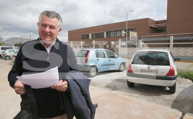 Roca, ayer, a las puertas del Centro de Inserción Social de Instituciones Penitenciarias. 