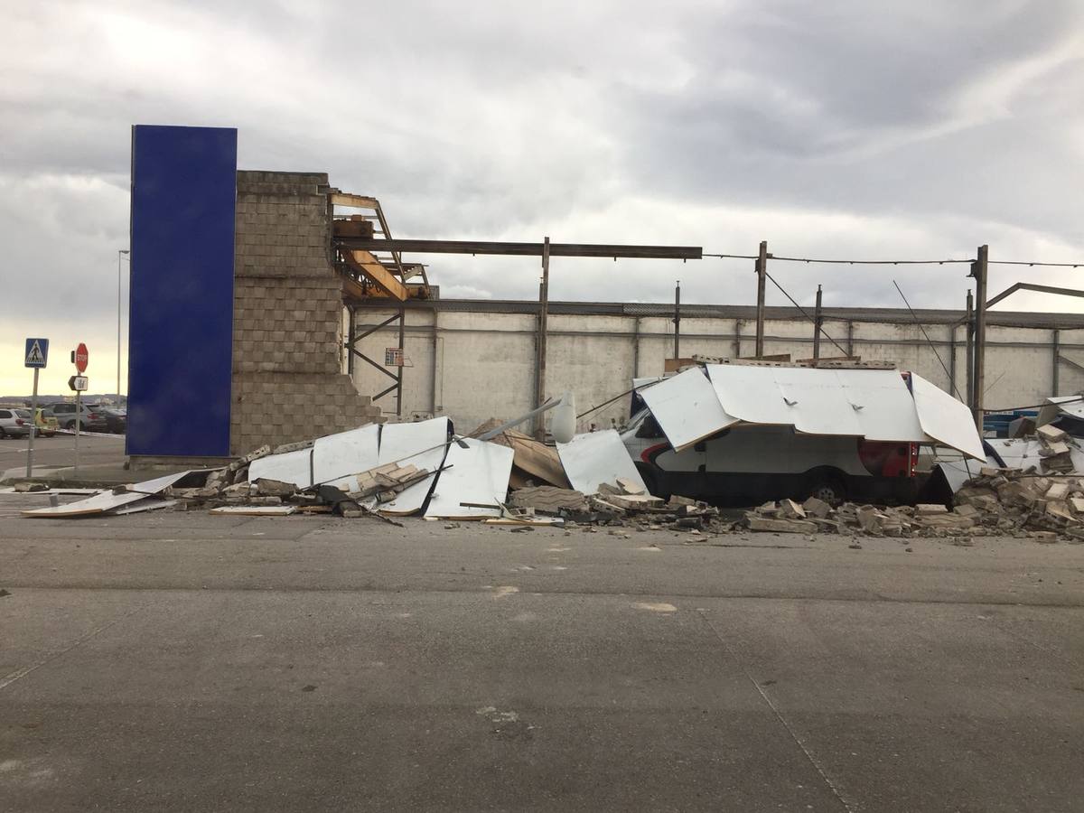 Fotos: El viento derriba una nave en Raos