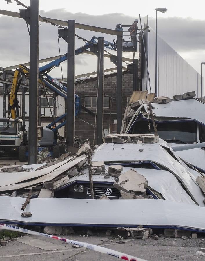 Fotos: El viento derriba una nave en Raos