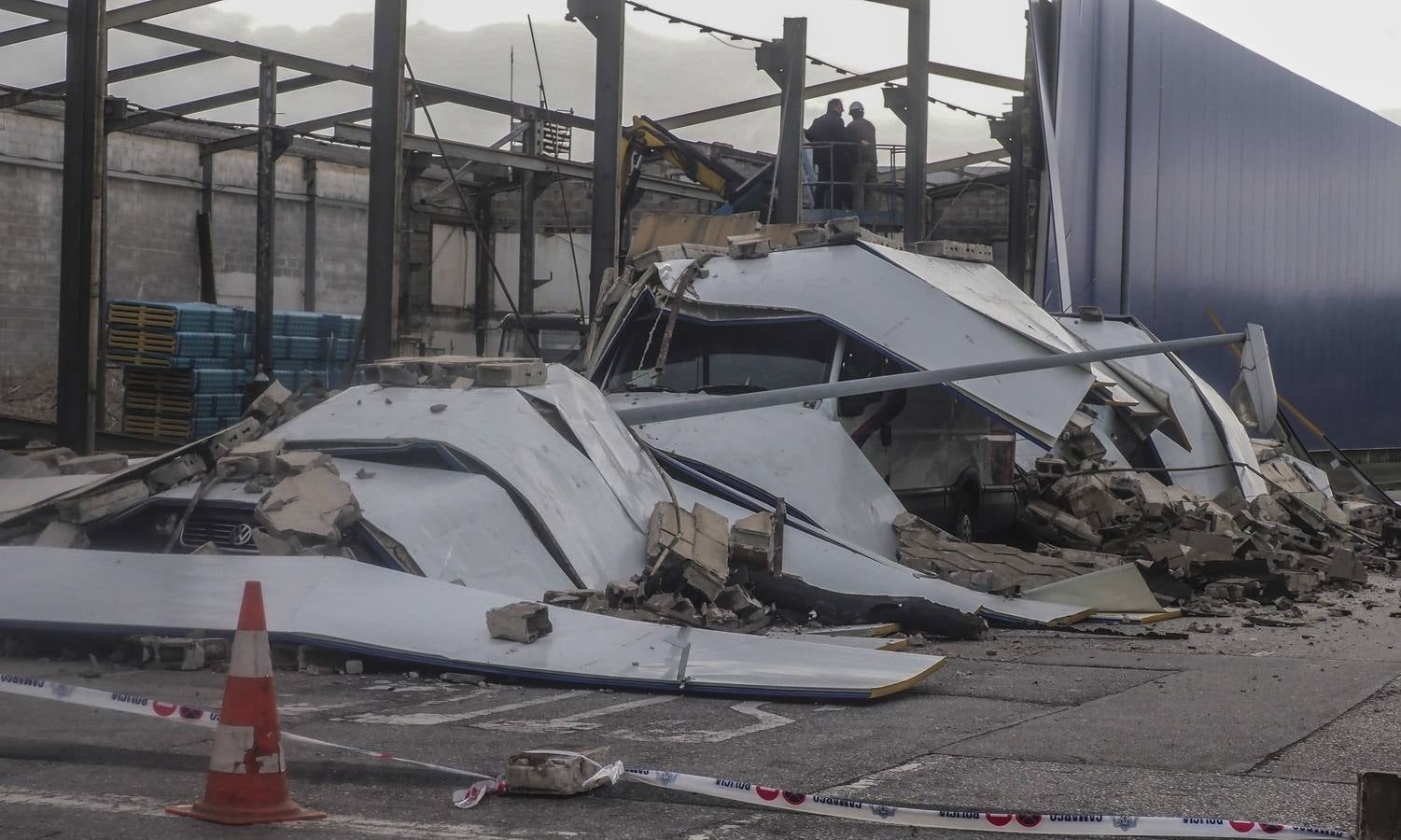 Fotos: El viento derriba una nave en Raos