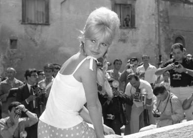 Imagen secundaria 1 - Diferentes momentos de Brigitte Bardot posando para los fotógrafos, en un desfile de moda (1960), durante el descanso de un rodaje (1961) y una sesión para una publicación (1961).