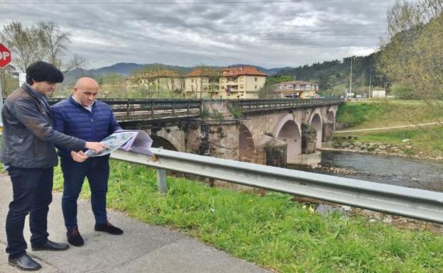 Agustín Molleda y Víctor San Emeterio comprobando el proyecto de ampliación del puente