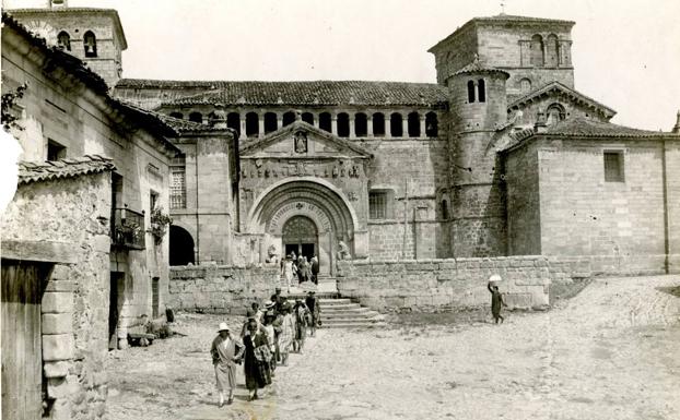 (Fotografía Samot) Vista de la Colegiata de Santillana del Mar, 1910.