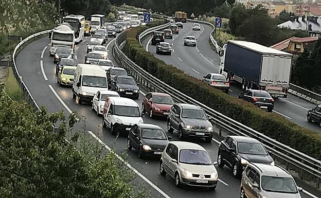 Dos colectivos especializados en movilidad rechazan el proyecto del tercer carril en la autovía entre Santander y Torrelavega