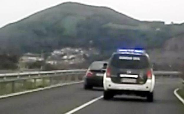 Imagen principal - Otras imágenes del dispositivo de la Guardia Civil en la carretera de los puentes.