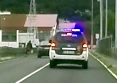 Imagen secundaria 1 - Otras imágenes del dispositivo de la Guardia Civil en la carretera de los puentes.