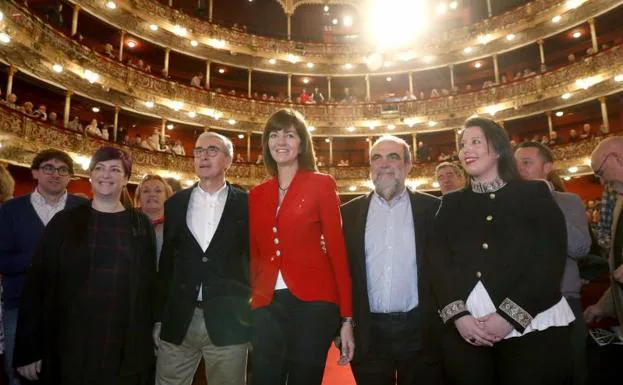 Ramón Jáuregui (3i), en el acto por su despedida de la política en el teatro Arriaga de Bilbao.